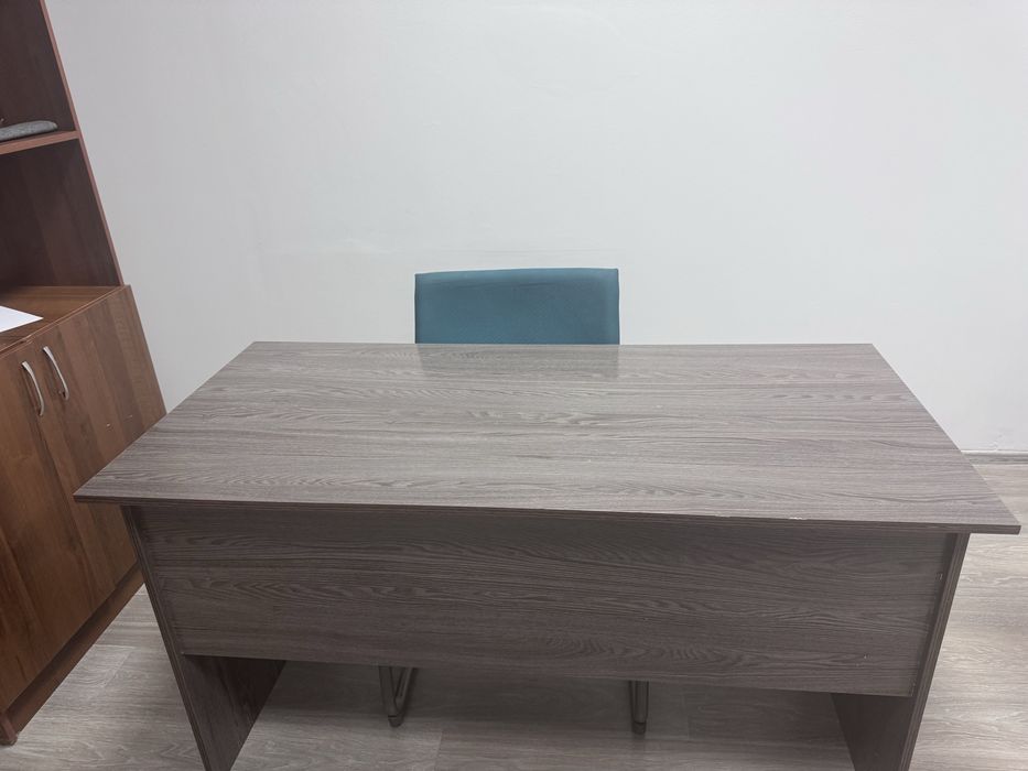 Продам стол и стулья офисные