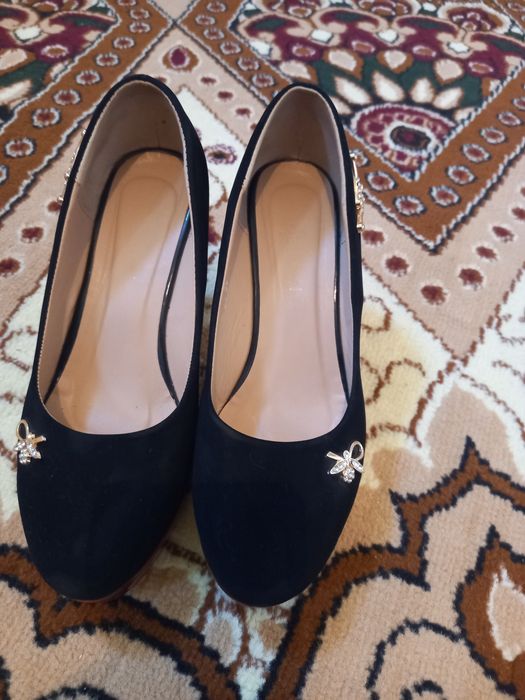 Oyoq kiyimi sotiladi