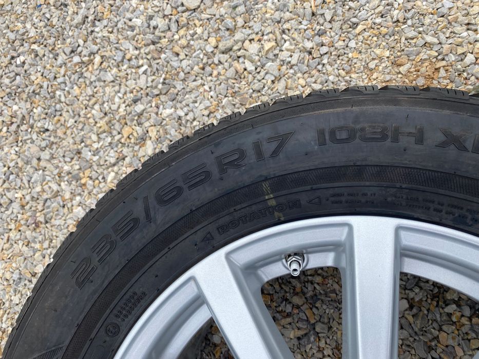 235/65/17 Нокиан Зимни