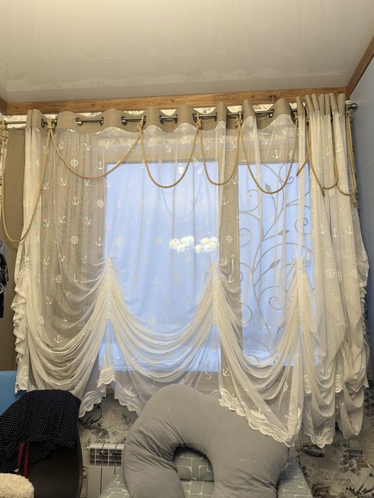 Люстра и шторы в морской тематике.