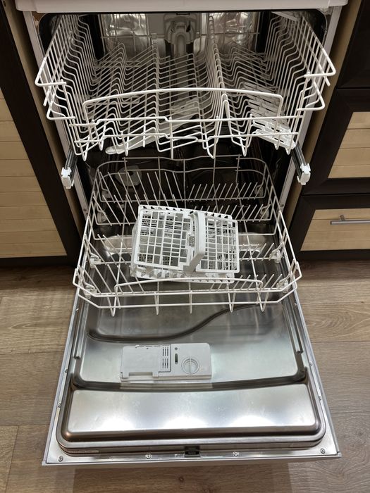 Продам посудомоечную машину INDESIT