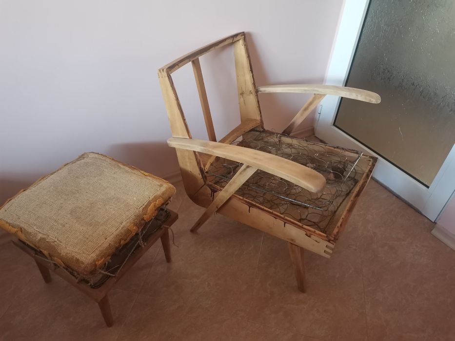 Комплект ретро фотьойл и табуретка подготвени за претапициране