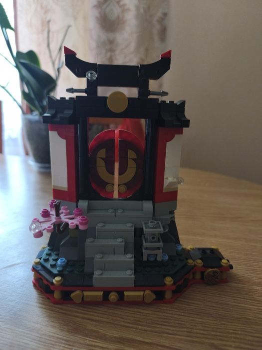 Vând lego Ninjago figurine și seturi originale