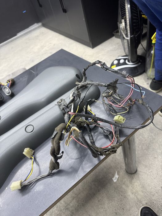 Elektroni oyna kutaradigan damas tico