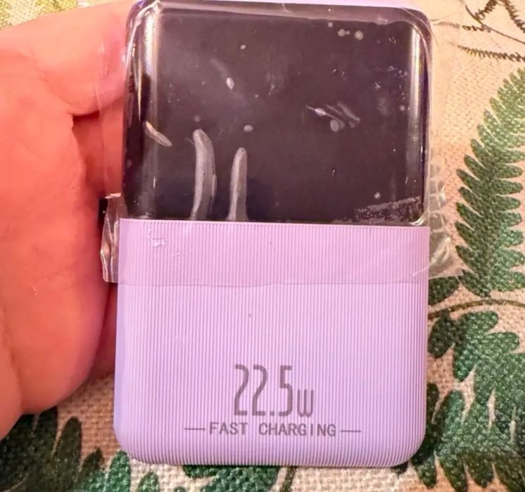 Преносима външна батерия с капацитет от 10000 mAh.Тегло от 16 д и размери 7х10х2 ст