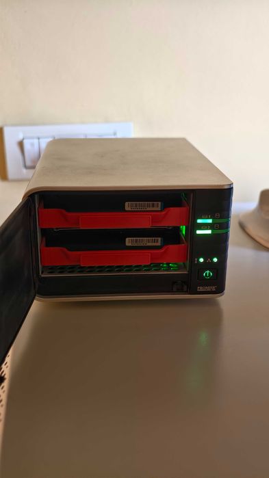 NAS Promise SmartStor NS2300N în stare perfectă de funcționare!