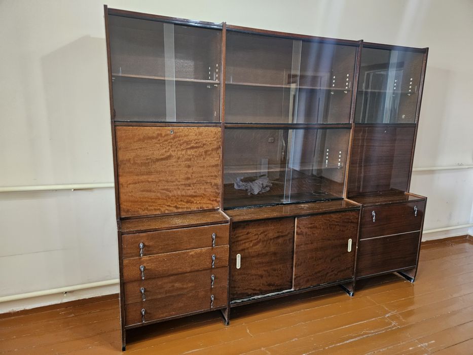 Сервант в хорошем состоянии