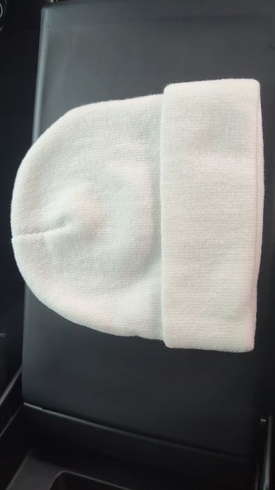 Fes/Căciulă ICON – albă, unisex 
Vând fes alb cu inscripția ICON, mate