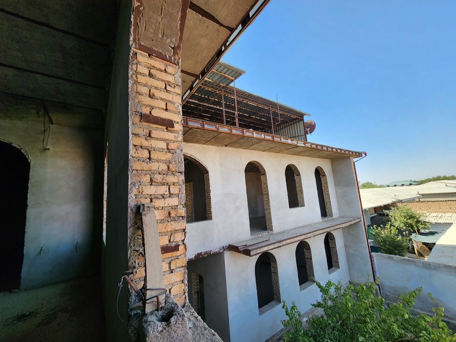 Hovli sotiladi juda yaxshi qurilgan