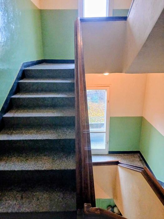 Четиристаен тухлен апартамент с гараж, таванско помещение и дворно място в централната част на Шумен