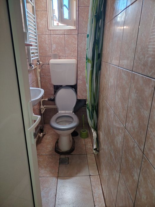 Camera într-o vilă la curte