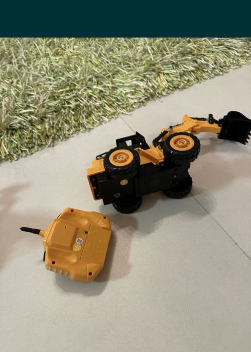 Excavator de jucărie cu telecomanda.