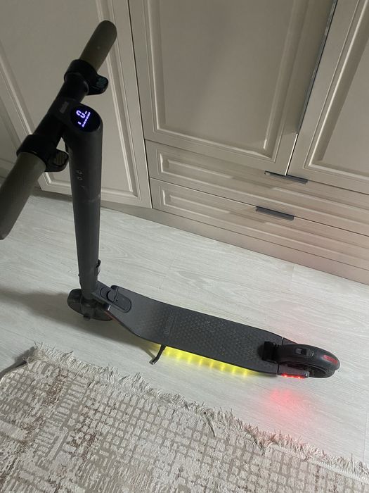 Электросамокат Ninebot e22 на ходу