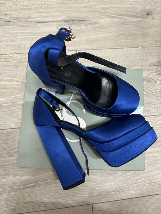 Продаю Туфли братц под версаче