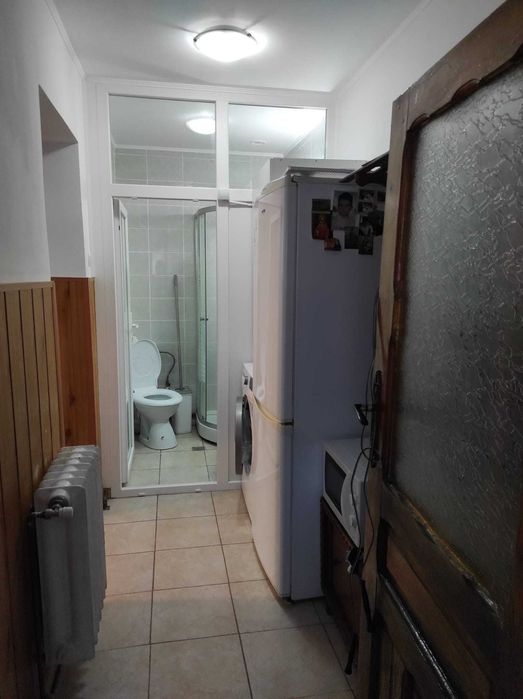 Garsonieră / Cameră modernă cu baie, bucătărie și acces la curte – Toate utilitățile incluse!