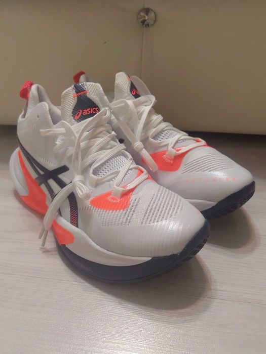 Продам волейбольный короссовку Asics Metaris2