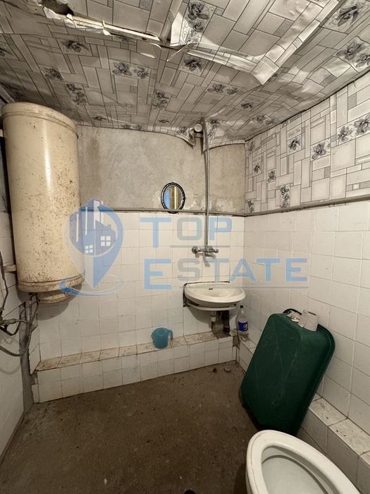 Къща с голям двор и допълнителни постройки в село Янтра, област Велик