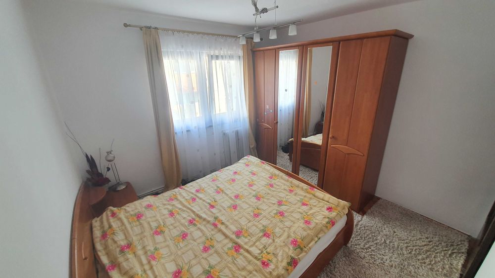 Închiriez apartament cu 4 camere !!!