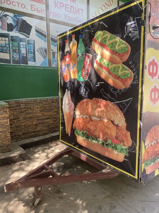 Фудтрак на колесах, вагончик