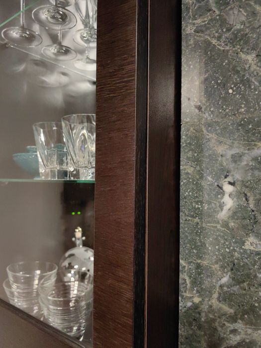 Висок шкаф с витрина и микровълнова