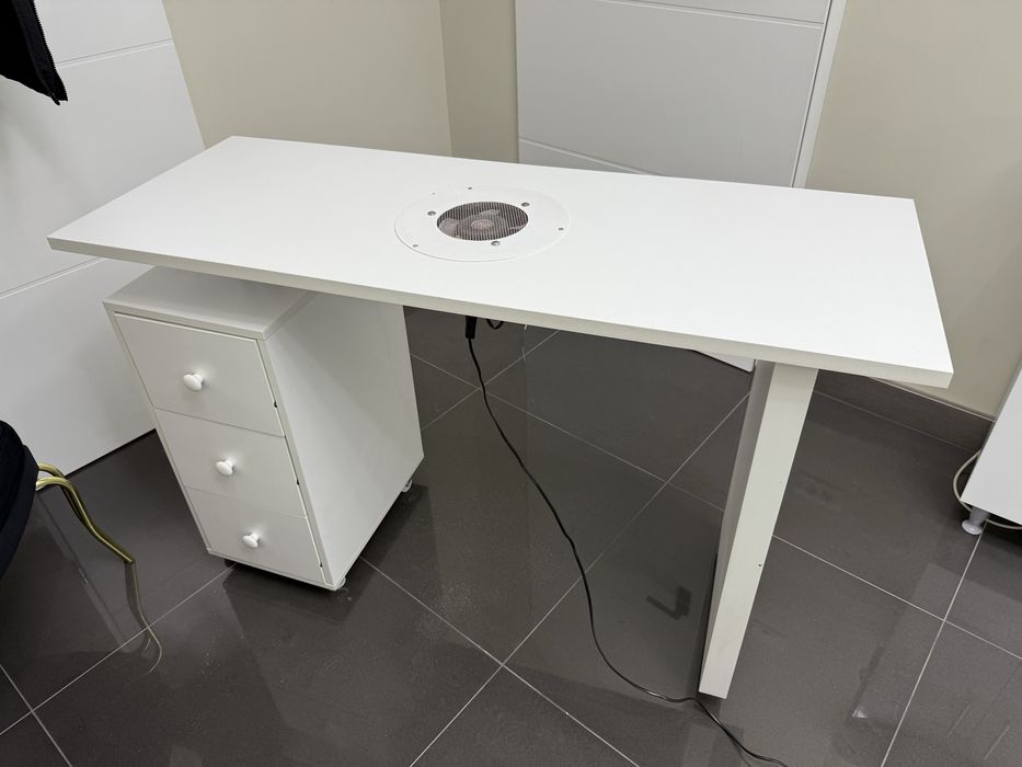 Masa manichiura cu aspirator