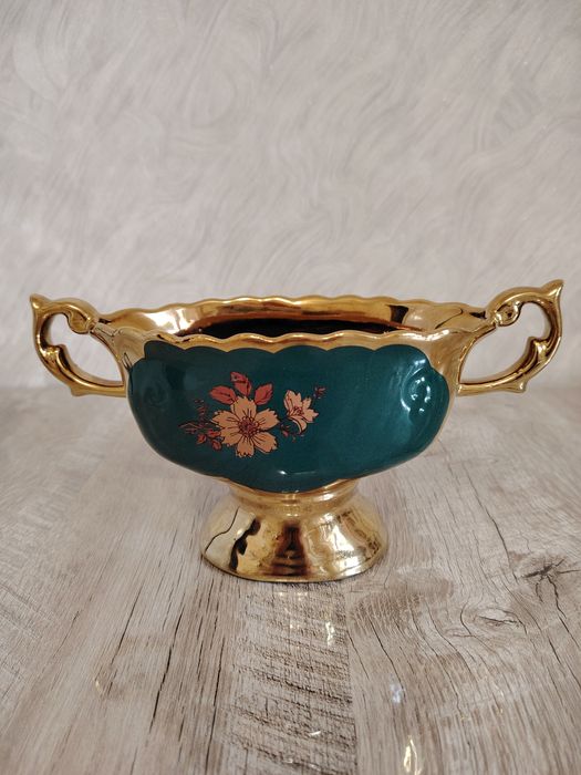 Продам набор салатник и конфетницу.