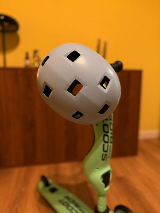 Trotineta Scoot and Ride plus casca