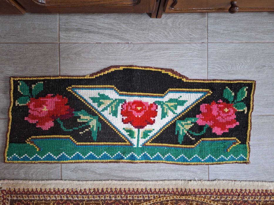 Tapiserie veche, cusută manual, cu motive florale stilizat 100x40cm
