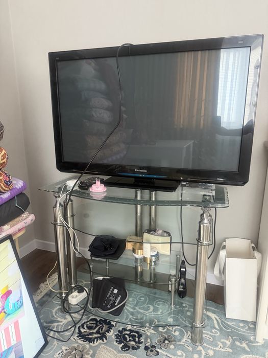 Телевизор с подставкой