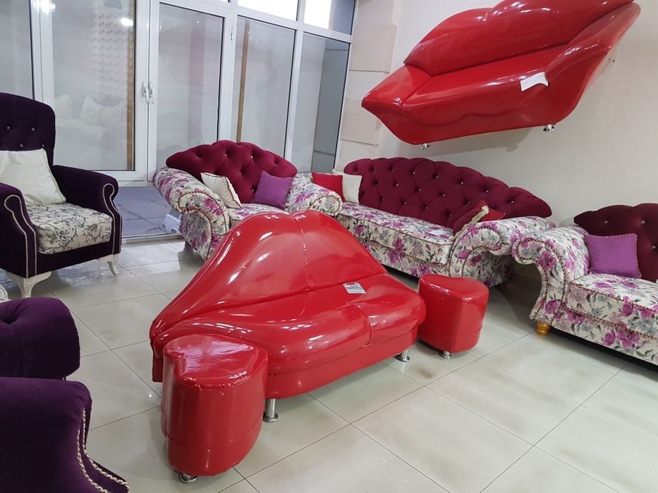 Креативный диванчик ГУБЫ красивый и удобный.