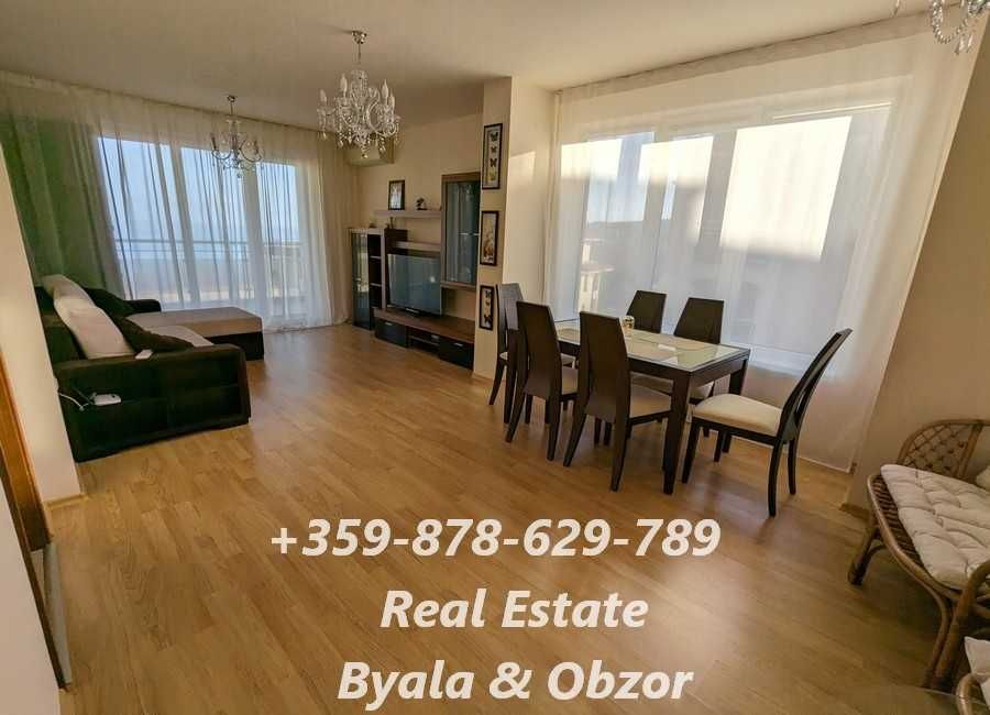 Просторен двустаен апартамент с морска гледка на първа линия в гр.Бяла