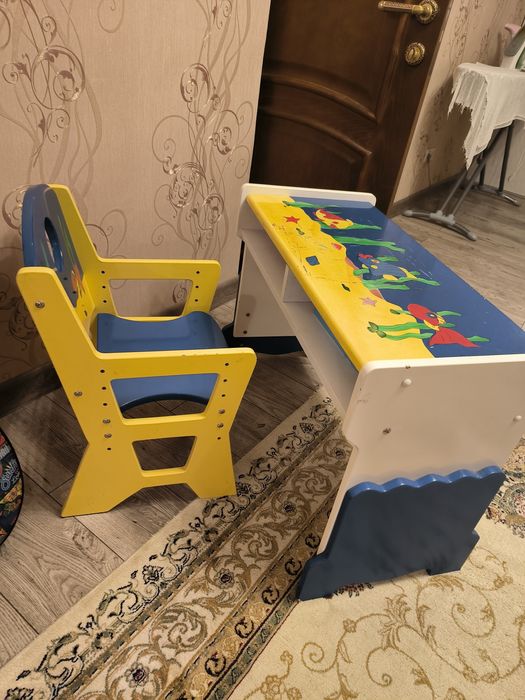Детский столик со стульчиком.