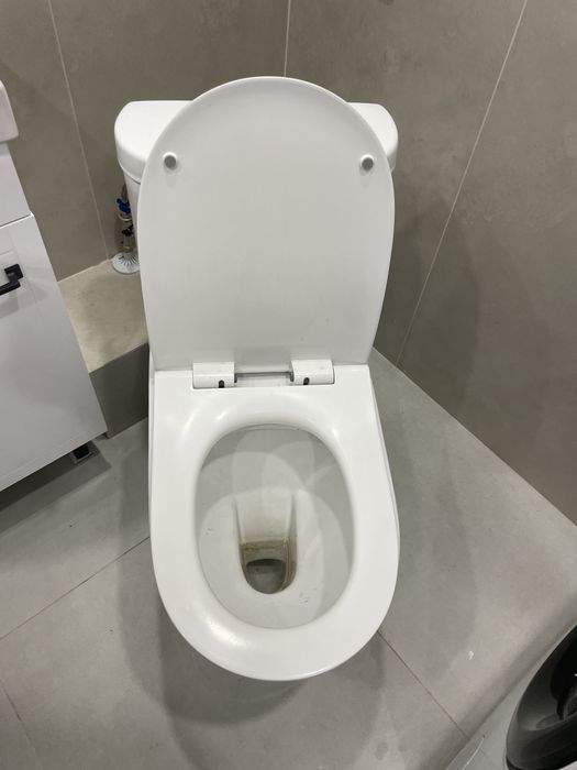 Унитаз в эксплуатаций 2 года. В отличном состояний