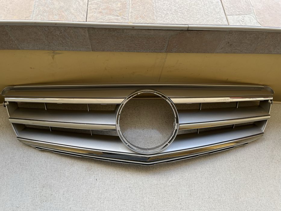 Решетка за Мерцедес w204