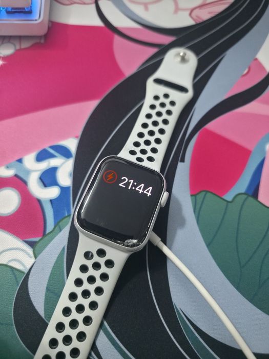 Продам Apple Watch SE