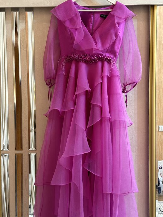 Продаётся длинное вечернее платье. Надето один раз на пять минут и всё