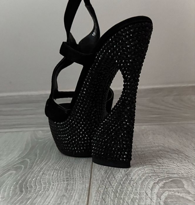 Елегантни високи обувки с камъни