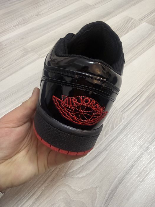 Adidasi / sneakeas air jordan 1