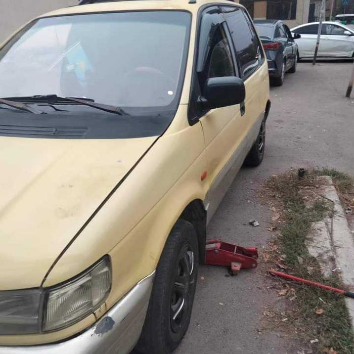 Митсубиси спейс раннер