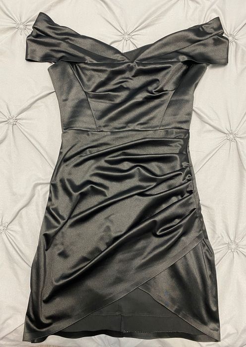 Vând rochiță din satin