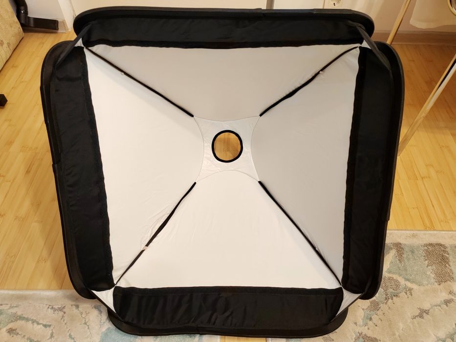 Vand Softbox pliabil 60x60 cm
Totul impecabil si complet asa cum a fos
