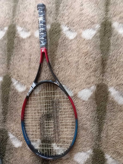 Спортивная теннисная ракетка и комплект