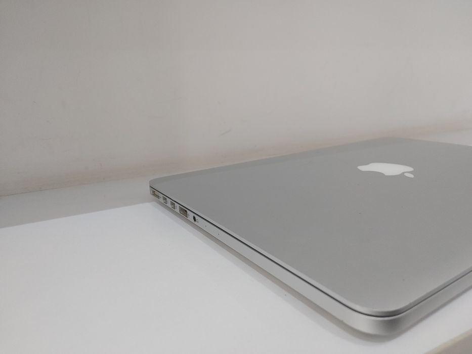 Macbook pro 2015 core i5 8GB 250GB