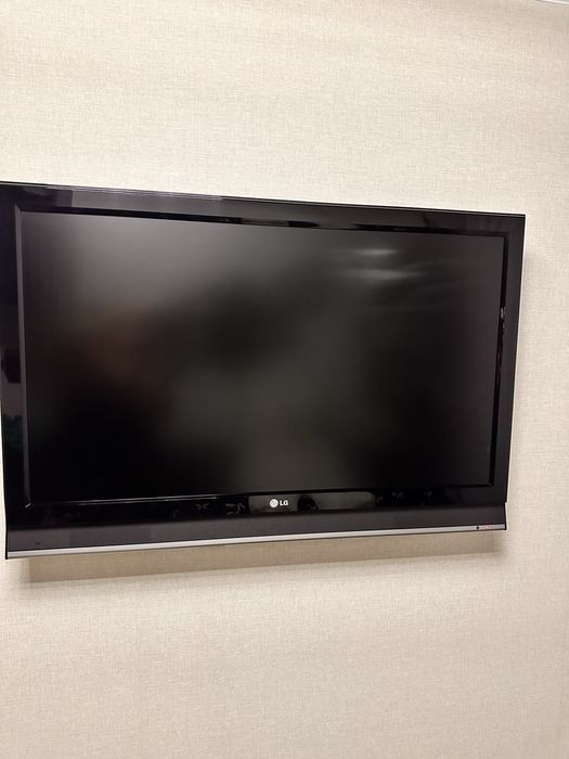 Телевизор LG б/у , не смарт, диагональ 106