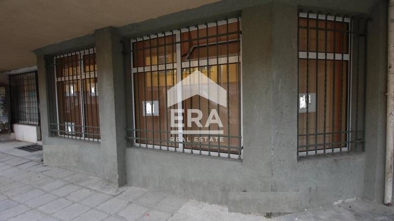 Партерен офис под наем, с лице 5 м, в тухлена жилищна сграда, в района