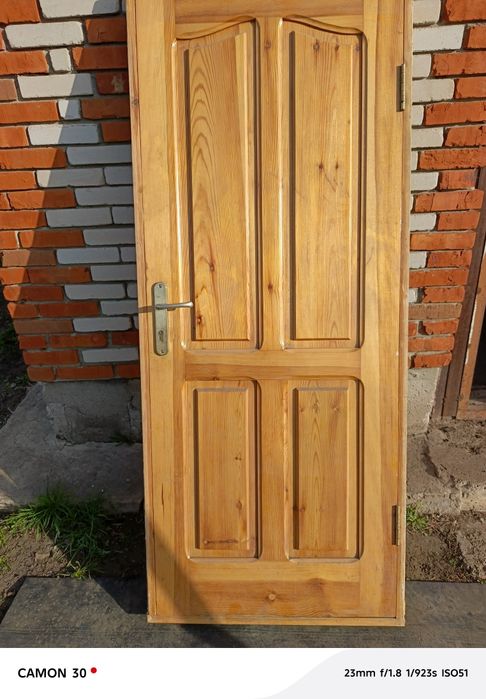 Продам деревянную дверь