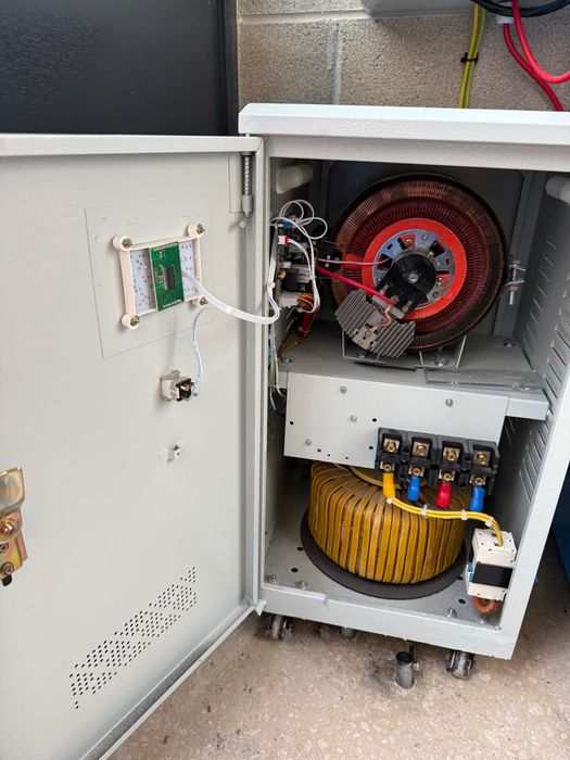 Стабилизатор на напрежение 20 kVA Bulpower автоматичен, с LED дисплей