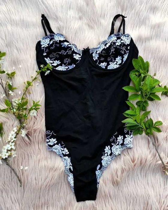 Body negru cu broderie albă – S / M – nou, material elastic