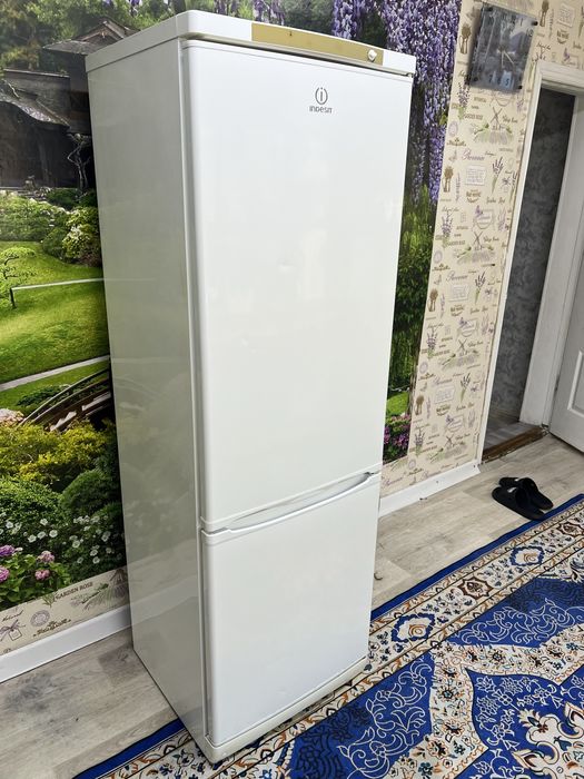 Продам Холодильник Indesit