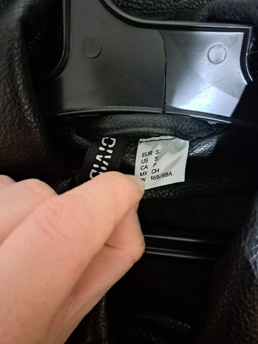 Vând geaca din imitație de piele